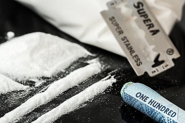 Grote hoeveelheid drugs aangetroffen na inval politie