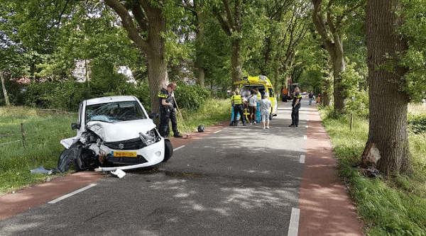 Bestuurder gewond na harde botsing tegen boom