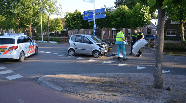 Brommobiel en auto botsen op elkaar op kruising