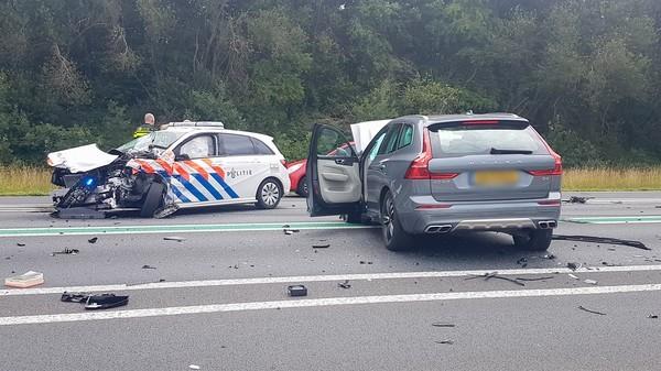 Auto rijdt vol op stilstaande politieauto (Video)