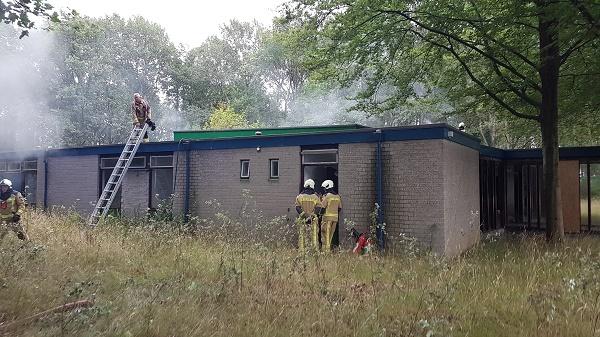 Veel rook bij brand in leegstaand gebouw Oosterhesselen