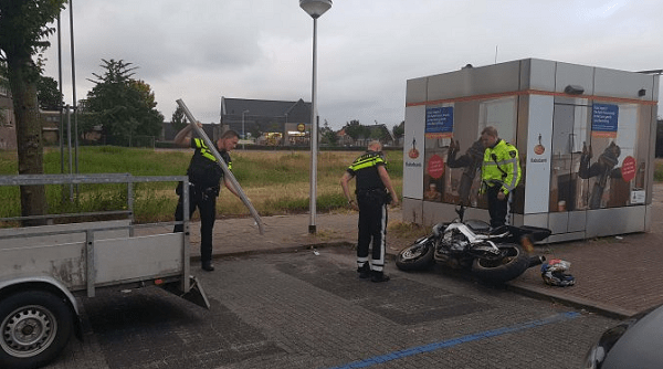 Motorrijder crasht tegen pinautomaat na achtervolging met politie