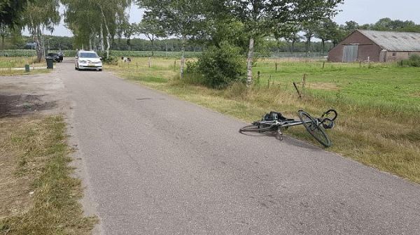 Auto rijdt door na ongeval met fietser