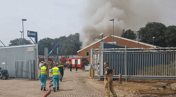 Grote brand in afvalberg bij metaalhandel