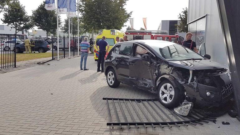 Auto ramt bedrijfspand na botsing met andere auto