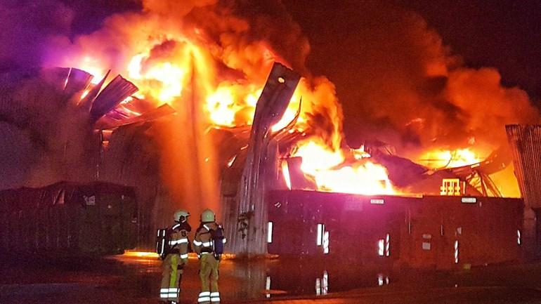 Enorme brand legt papierrecyclingbedrijf in de as