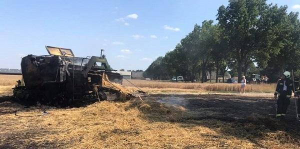 Landbouw-voertuig en akker in brand in Smilde