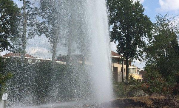 Water spuit metershoog de lucht in na werkzaamheden (video)