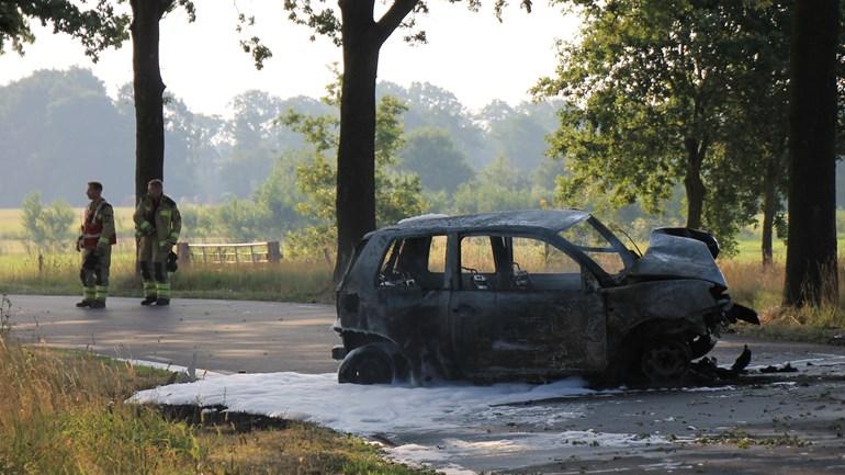 Auto botst tegen boom en vliegt in brand; Bestuurder gewond