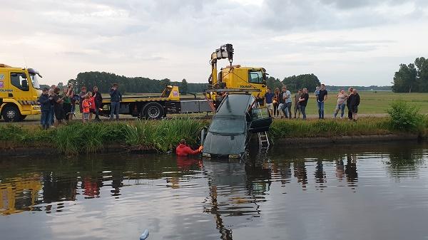 Auto duikt vaart in tussen Hijkersmilde en Appelscha