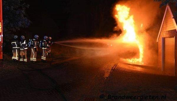 Auto en bosjes in vlammen op; Brandweer redt schuurtje