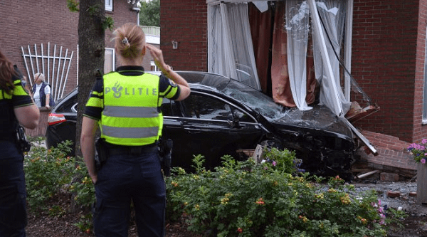 Auto rijdt woning binnen na botsing met boom