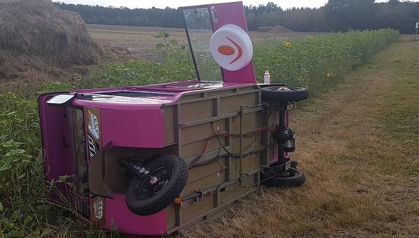 Tuktuk op de kant bij eenzijdig ongeval