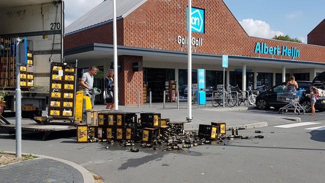 Oeps.. container met kratten bier valt van laadklep