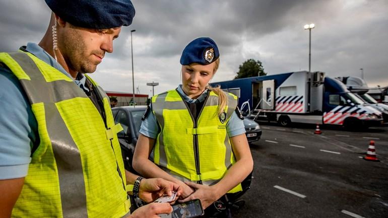 Marechaussee pakt mensensmokkelaars met 10 illegalen