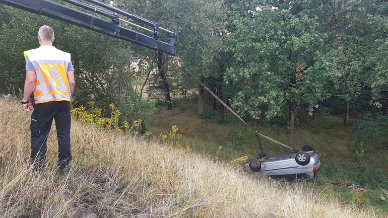 Auto raakt meters omlaag bij ongeval op N381