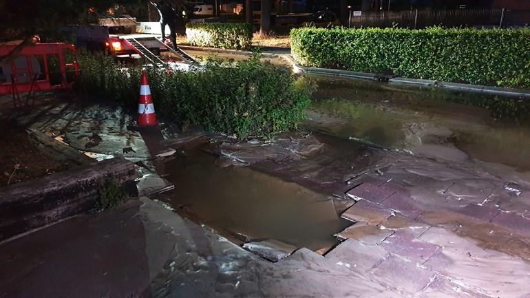 Waterleidingbreuk in Zuidlaren veroorzaakt Sinkhole