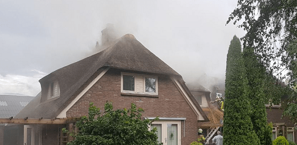 Grote schade aan woonboerderij door blikseminslag en brand (video)