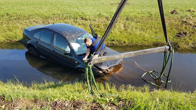 Auto de sloot in langs N381