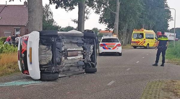 Auto op de kant na botsing op kruising (video)