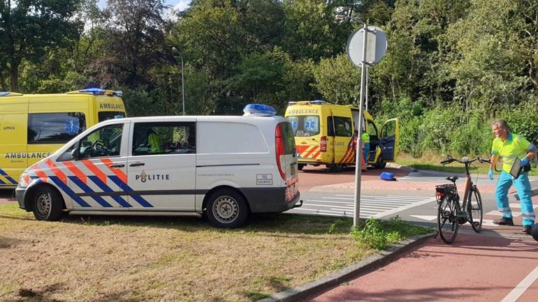 Traumahelikopter ingezet bij ongeval tussen e-biker en auto (video)