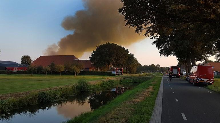 Brandweer al 12 uur aan het blussen bij grote brand