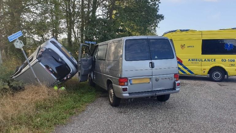 Auto slaat over de kop na ongeval op kruising