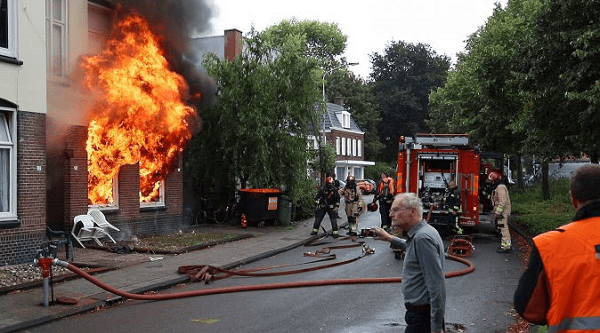 Drentse brandweer assisteert bij grote brand in Hoogezand (video)