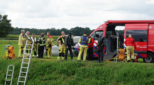 Overleden vrouw gevonden in te water geraakte auto