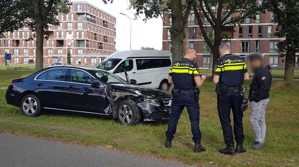 Auto botst achterop taxi met kinderen