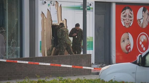 Pinautomaat weg geblazen na plofkraak in winkelcentrum