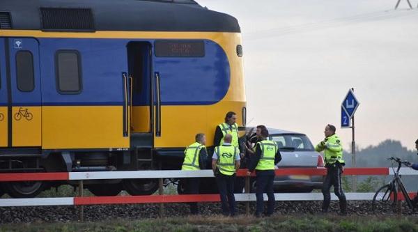 Auto krijgt pech op spoorweg overgang en word geraakt door trein