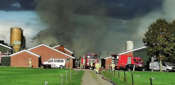 Grote brand legt landbouwschuur in de as (video)