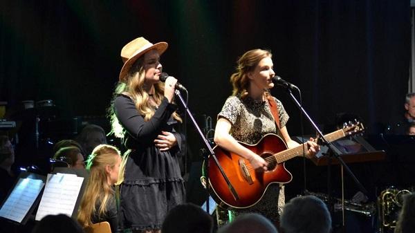 Suzanne en Linda Kannegieter treden op in Nieuw-Dordrecht