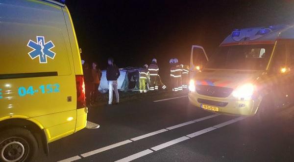 Ravage en vijf gewonden bij ernstig ongeval tussen auto en busje (video)