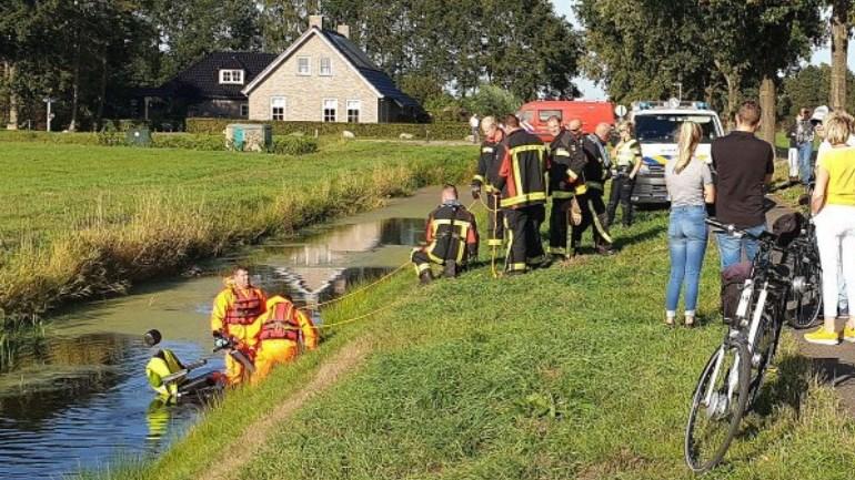 Vrouw met scootmobiel rijdt de Molenwijk in