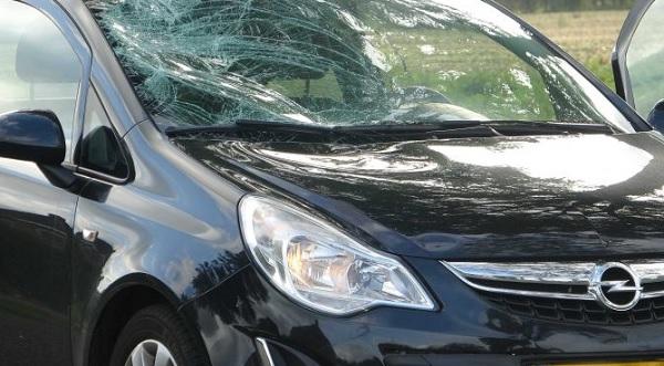 Fietser ernstig gewond na ongeval met auto (video)