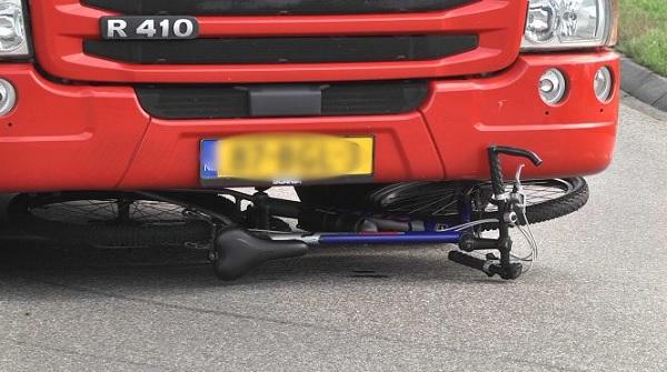 Fietser gewond na aanrijding met vrachtwagen