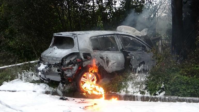 Auto uitgebrand na ongeval tegen paal; Bestuurder spoorloos