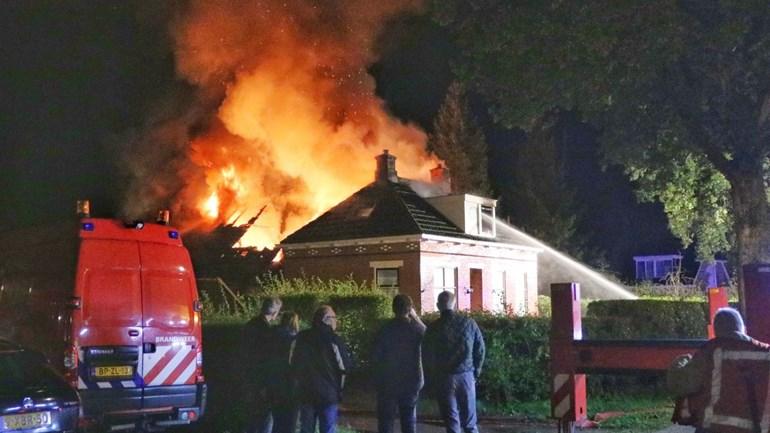 Grote brand verwoest woonboerderij (video)