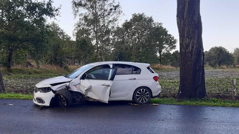 Bestuurder met de schrik vrij na ongeval tegen boom