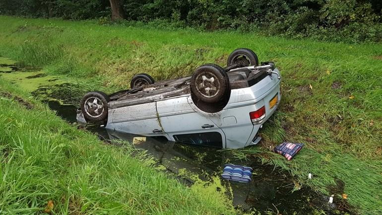 Auto op de kop in de sloot na ongeval op Rondweg