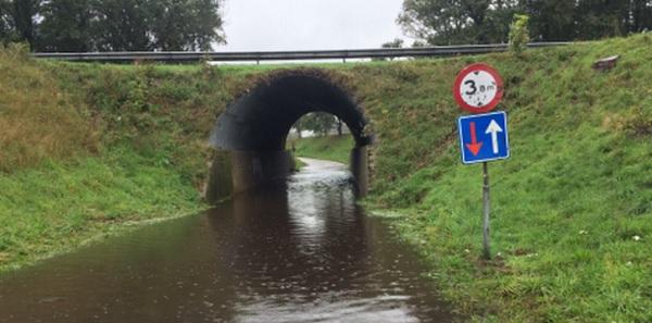 Heftige regenbui zet tunnel in Eext onder water