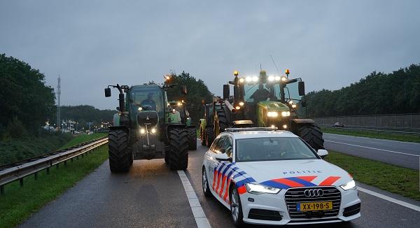 Extreme avondspits vanwege stakende boeren op snelweg (video)