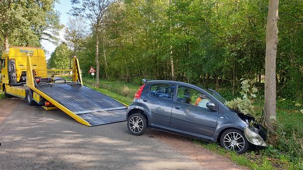 Vrouw gewond na botsing tegen boom