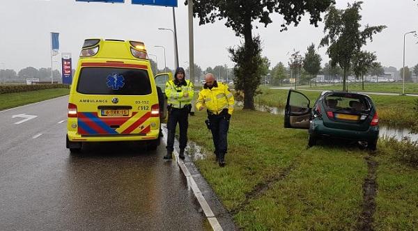 Gewonde nadat auto op vrachtwagen botst bij afslaan