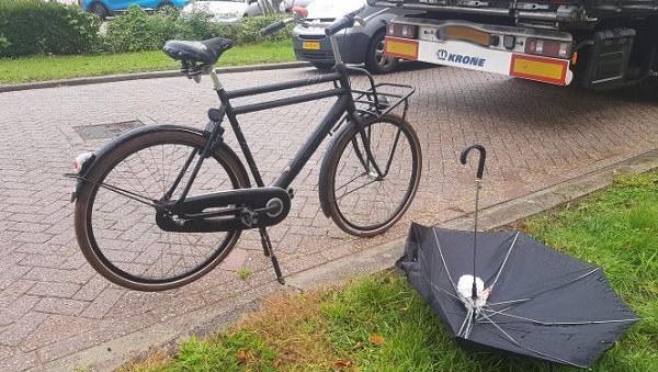 Fietser botst op stilstaande vrachtwagen