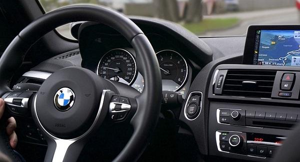 Politie pakt twee personen op voor diefstal navigatiesystemen uit auto's