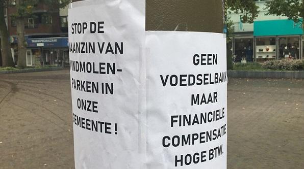 Gele hesjes Emmen laten van zich horen met teksten op lantaarnpalen