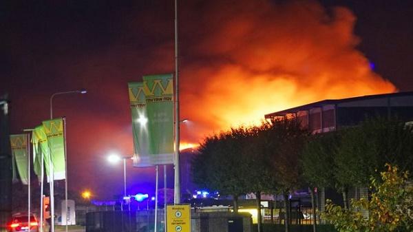 Grote brand verwoest loods bij afvalverwerker (video)